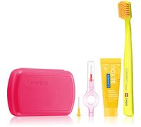 Curaprox Travel Set Red Cofanetti spazzolino pieghevole CS 5460 Ultra Soft 1 pz. + dentifricio Be You Rising Star Pompelmo e Bergamotto 10 ml + spazzolino interdentale 2 pz. + porta spazzolino interdentale 1 pz.