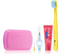 Curaprox Travel Set Pink Cofanetti spazzolino pieghevole CS 5460 Ultra Soft 1 pz. + dentifricio Be You Challenger Gin Tonic & Persimmon 10 ml + spazzolino interdentale 2 pz. + porta spazzolino interdentale 1 pz.