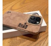Custodia in velluto kaki alla moda con elemento slogan in pelle, texture in pelle "Quando tutto va storto, vai LEET". Adatta come regalo per famiglia e amici, compatibile con iPhone 17/17 Air/17 Pro/1