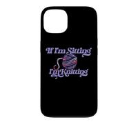 Custodia per iPhone 13 Illustrazione viola If I'm sitting I'm Knitting Yarn Ball