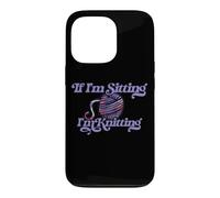 Custodia per iPhone 13 Pro Illustrazione viola If I'm sitting I'm Knitting Yarn Ball