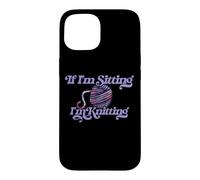 Custodia per iPhone 15 Illustrazione viola If I'm sitting I'm Knitting Yarn Ball