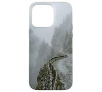 Custodia per iPhone 15 Pro Max Paesaggio nebbioso del passaggio di avvolgimento della scogliera della strada di montagna
