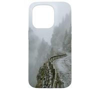 Custodia per iPhone 15 Pro Paesaggio nebbioso del passaggio di avvolgimento della scogliera della strada di montagna