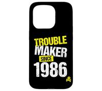 Custodia per iPhone 15 Pro Trouble Maker since 1986 - Anno di nascita scherzo sarcastico