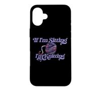 Custodia per iPhone 16 Plus Illustrazione viola If I'm sitting I'm Knitting Yarn Ball