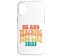 Custodia per iPhone 16 Plus Io e Insegnamento Vibe Come Quel retrò groovy insegnante