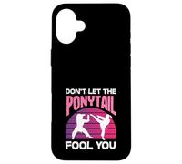 Custodia per iPhone 16 Plus Non lasciate che la coda di cavallo ingannare voi Karate Girl Kick Arte Marziale