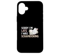 Custodia per iPhone 16 Plus Scusate il ritardo, stavo facendo scrapbooking Funny Scrapbook Crafters