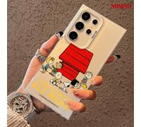 Custodia per telefono con decorazione in stampo MINISO Snoopy The Gang's All Here, compatibile con Samsung S26 Ultra/S26 Edge/S26 Plus/S26/S25 Ultra/S25 Plus/S25/S25FE/S25Edge/S24Ultra/S24Plus/S24/S24