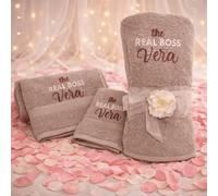 D&Vlab Kit Set Completo asciugamani da bagno 3 pezzi Telo viso bidet Personalizzate Ricamate con Nome - Spugna di Puro Cotone Idrofilo beige - Idea Regalo per lui e lei Albergo (REAL BOSS)