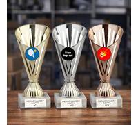 D&Vlab Tris Coppe Trofei Personalizzati Premiazioni con Targhetta Inclusa per 1º-2º-3º Posto 17 cm in Oro Argento Bronzo - Sportive, Feste, Premio Bambini, Calcio, Giochi della Gioventù