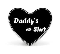 Daddy's Little Slut - Spilla a forma di cuore con scritta "Daddy's Little Slut", accessorio per abiti da matrimonio e compleanno, per uomini, Love form, Metallo