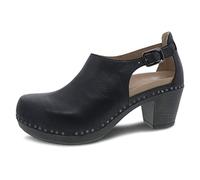 Dansko Un classico stivaletto in cuoio col tacco, ma in versione cut out.,adatto all’autunno, indossato con le calze, e torna perfetto in primavera a piedi scalzi. La morbida tomaia in pelle si modell