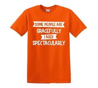 Darkwear Maglietta con scritta "Some People Age Gracefully I'm Aging SPECTACULARL TEE", T-shirt Arancione Stampa Bianca, S