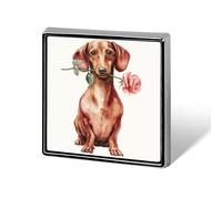 Daschund rosso-marrone che tiene una rosa spille unisex e spille quadrate leggere bavero distintivo gioielli per abbigliamento scialle cappello