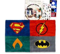 DC Comics Justice League - Tappeto decorativo per cameretta dei bambini, con Superman, Batman, The Flash, Aquaman Plus, adesivi, molto altro ancora, tappeto antiscivolo da 77,5 x 41,9 cm