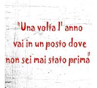 Decalart Kit 1 adesivo camper caravan van (PEZZI 1) Dim. 55 x 29 cm frase "Una volta l'anno vai in un posto dove non sei mai stato prima" decalcomanie per camper L214 (032 Rosso)