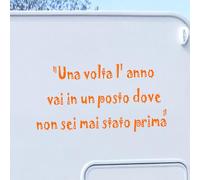 Decalart Kit 1 adesivo camper caravan van (PEZZI 1) Dim. 55 x 29 cm frase "Una volta l'anno vai in un posto dove non sei mai stato prima" decalcomanie per camper L214 (035 Arancione)