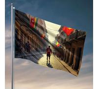 Decorazione da bar per cortile con un uomo in una maglia rossa cammina lungo una strada adornata con bandiere colorate. Bandiera divertente decorazione per la stanza o la palestra (120 x 180 cm)