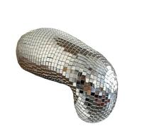 Decorazione da parete con sfera da discoteca che si scioglie, interni di una casa massimalista, luce riflessa con glitter