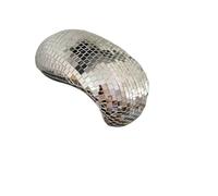 Decorazione da parete con sfera da discoteca rosa che si scioglie, interni di una casa massimalista, luce riflessa con glitter(Sliver)