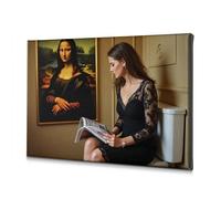 Decorazione da parete con una donna in abito nero che legge una rivista accanto a un dipinto della Gioconda. Tela decorativa per il bagno (30 x 40 cm)