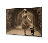 Decorazione da parete pasquale con una donna in abito vintage che porta il suo cane lungo un sentiero di ciottoli. Tela decorativa per soggiorno e bagno (30 x 40 cm)