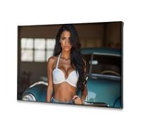 Decorazione da parete per il bagno con una donna in reggiseno bianco in piedi accanto a un'auto classica. Tela decorativa su tela, decorazione pasquale cristiana (20 x 30 cm)