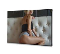 Decorazione da parete per la casa, una donna con top nero e pantaloncini grigi seduta su un divano trapuntato bianco. Tela decorativa da parete per il bagno (20 x 30 cm)