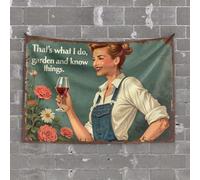 Decorazione per garage da uomo, una donna in tuta che tiene un bicchiere di vino con fiori intorno a lei. Bandiere per camera da letto adolescenti uomini decorativi (100 x 150 cm)
