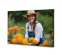 Decorazione per la casa da parete con una donna in cappello di paglia che sorride tra fiori arancioni. Tela decorativa rustica per la casa, kit da appendere (20 x 30 cm)
