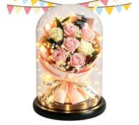 Decorazione romantica con fiori in una campana di per la scrivania