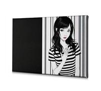 Decorazioni da parete Una donna con una camicia a righe in piedi contro linee verticali. Quadro decorativo su tela decorazione bagno piatti decorativi (20 x 30 cm)