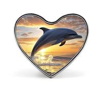 Delfini che saltano in acqua al tramonto. Spilla a forma di cuore per zaini o risvolti. Spilla per San Valentino e anniversario.