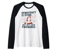 Democracy Is Dying But Hey Nice Fireworks Satira Politica Maglia con Maniche Raglan