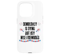 Democracy is Dying But Hey Nice Fireworks US 4th of July USA Custodia per iPhone 15 Pro