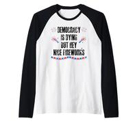 Democracy is Dying But Hey Nice Fireworks US 4th of July USA Maglia con Maniche Raglan