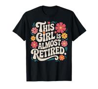 Design floreale vintage con scritta "This Girl Is Almost Retiry" Maglietta