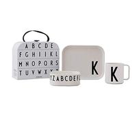 Design Letters Classici in Valigia Set di 4 | Tritan Set Regalo per Bambini | Piatti, Ciotola, Tazza & Organizer Valigia per Bambini | Senza BPA/BPS, Caduta Sicura | Regalo per Baby Doccia, Battesimo