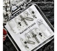 Design originale, fatto a mano, 10 pezzi di unghie stile punk da rifiuti, unghie finte quadrate di medie dimensioni, punte francesi bianco puro, stile heavy metal punk, elementi di croce e graffette, 