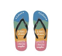 "Di fronte al mare la felicità è una cosa semplice" Infradito Personalizzate col tuo Nome Idea Regalo Mare Estate Vacanze Ciabatte da Spiaggia due Taglie 35-39 e 40-44 Unisex Uomo Donna Bambini