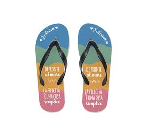 "Di fronte al mare la felicità è una cosa semplice" Infradito Personalizzate col tuo Nome Idea Regalo Mare Estate Vacanze Ciabatte da Spiaggia due Taglie 35-39 e 40-44 Unisex Uomo Donna Bambini