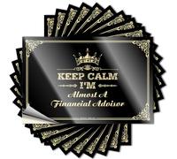 Dicendo personalizzato, Man Case Keep Calm I'm Almost A Financial Advisor | Regali decorativi per la casa (8 x 12 cm)