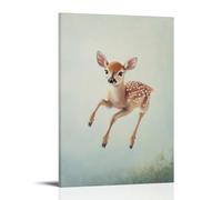 Dipinto ad olio con animali di un cervo che salta da una sporgenza invisibile, incorniciato contro un cielo verde salvia pallido. Decorazione da parete alla moda, poster artistico da appendere e