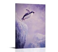 Dipinto ad olio con animali di un pinguino che salta da scogliere ghiacciate nelle valli ghiacciate, a mezz'aria congelata contro un cielo pastello di lavanda. Elegante poster decorativo da appendere