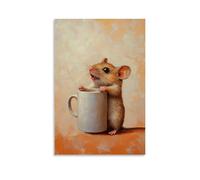 Dipinto ad olio con animali di un topo che lotta per sollevare una tazza da caffè quasi più grande di se stesso, incorniciato su un morbido cielo corallo sbiadito. Decorazione da parete alla moda