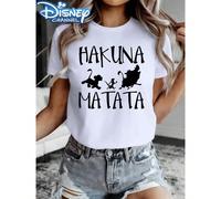 Disney ha ufficialmente autorizzato questa elegante t-shirt girocollo da donna, realizzata interamente in [materiale] e caratterizzata da un design con il personaggio Hakuna Matata. È una camicia a ma