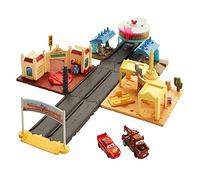 Disney Pixar Cars On The Road - Visita a Radiator Springs, playset dei luoghi del film, con 2 veicoli Saetta McQueen e Cricchetto, conto alla rovescia luminoso, giocattolo per bambini, 4+ anni, HGV68