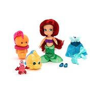 Disney Store Animators' Collection, Set da gioco con mini bambola di Ariel da 21 cm, 8 pezzi: Ariel, cavalluccio marino, Flounder, Sebastian, abito, fiocco, spazzola e scarpe, dai 3 anni in su